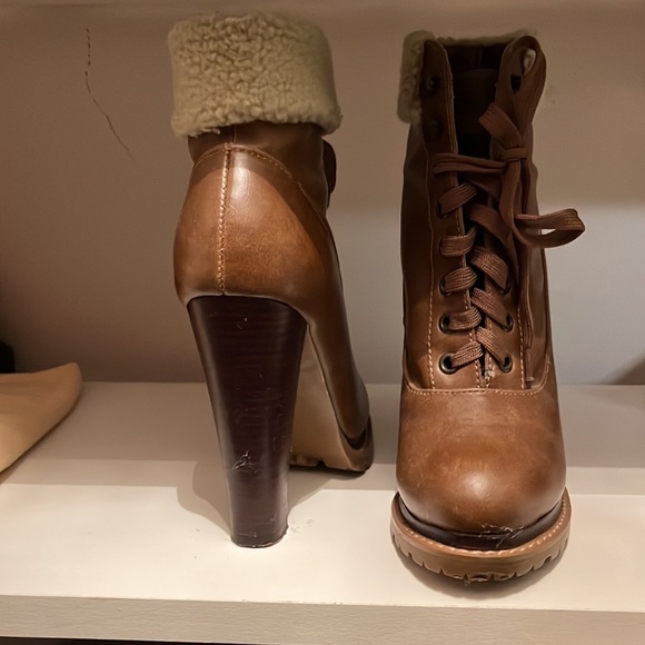 High heeled lace up boots - Picture 2 of 4